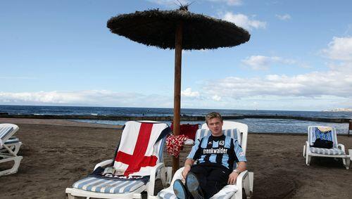 Immerhin, die Sitzpolster sind schon weiß-blau. Das Badehandtuch von Marvin Pourie ist aber der England-Flagge nachempfunden. Schließlich hat er dort zuletzt gelebt. Immerhin, die Sitzpolster sind schon weiß-blau. Das Badehandtuch von Marvin Pourie ist aber der England-Flagge nachempfunden. Schließlich hat er dort zuletzt gelebt.