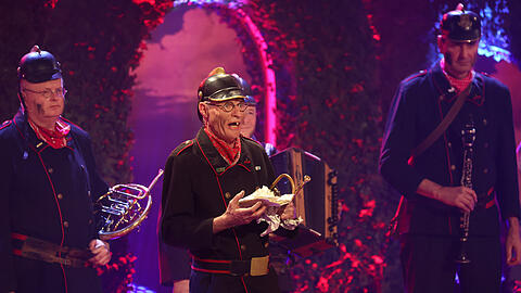 Die Altneihauser Feierwehrkapell`n steht im Jahr 2024 bei der Generalprobe von "Fastnacht in Franken" auf der B&uuml;hne.