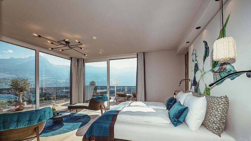 Traumausblicke auf Meran gibt es auch in den Zimmern, wie hier aus der Penthouse Suite. Traumausblicke auf Meran gibt es auch in den Zimmern, wie hier aus der Penthouse Suite.