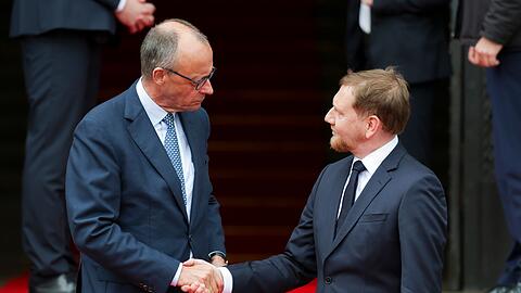 Sachsens Ministerpr&auml;sident Michael Kretschmer - hier beim Antrittsbesuch des Kanzlers vergangenes Jahr - f&auml;hrt bei der Rente Friedrich Merz in die Parade. (Archivfoto)