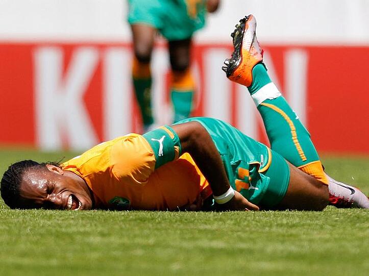Didier Drogba hat sich den Ellbogen gebrochen. Womöglich kann er mit einer Schiene spielen.