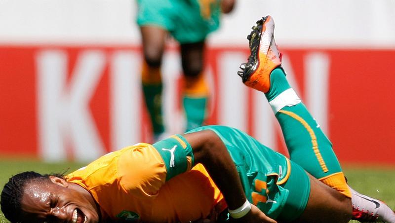 Didier Drogba hat sich den Ellbogen gebrochen. Womöglich kann er mit einer Schiene spielen. Didier Drogba hat sich den Ellbogen gebrochen. Womöglich kann er mit einer Schiene spielen.