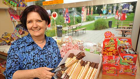 Süßspeise mit Tradition: Seit vielen Jahren serviert Renate Seuß ihre &bdquo;Schyrenwaffeln&ldquo;. Die kommen bei jungen Müttern gut an, die sie noch von früher kennt.
