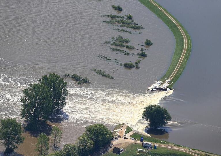 Deichbruch bei Fischbeck in Sachsen-Anhalt - Aktuelle Bilder vom Hochwasser