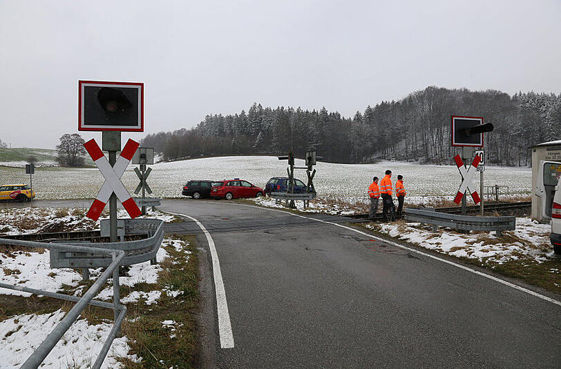 Bilder vom schweren Unfall bei Soyen: An einem unbeschrankten Bahnübergang kollidierte ein Auto mit einem Regionalzug.