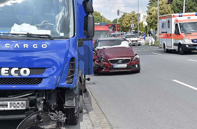 Bilder vom Verkehrsunfall in Haar. Das Auto wurde schwer beschädigt, das Kind auf der Rückbank glücklicherweise nur leicht verletzt.
