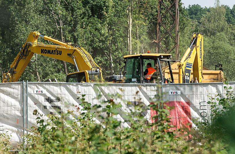 Baggerarbeiten während der Suche nach dem "Nazi-Goldzug in Polen. Foto: Maciej Kulczynski