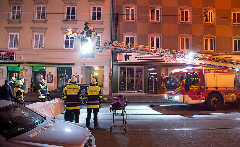 Die Feuerwehr vor dem Wohnhaus in der Dachauer Straße.