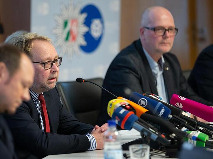 Staatsanwalt Ralf Vetter und Kriminalhauptkomissar Gunnar Weiß (r) informieren bei einer Pressekonferenz in Detmold über die Ermittlungen.