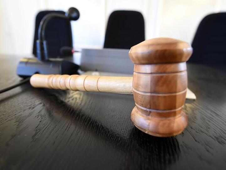 Auf der Richterbank liegt ein Richterhammer aus Holz. Foto: picture alliance / Uli Deck/dpa/Symbolbild