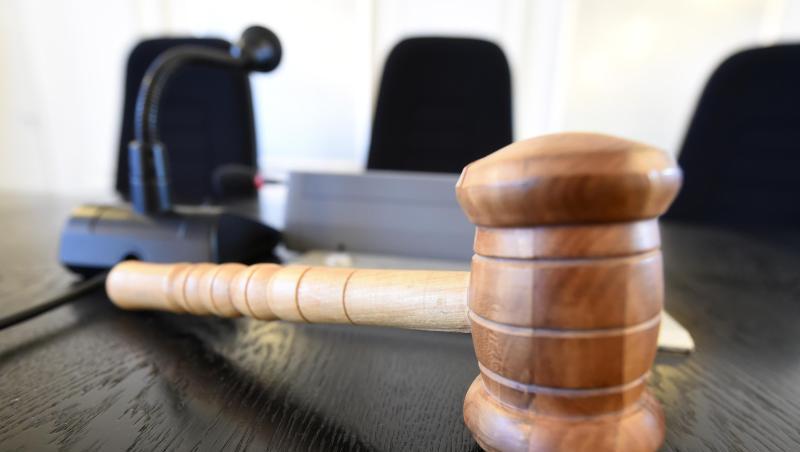 Auf der Richterbank liegt ein Richterhammer aus Holz. Foto: picture alliance / Uli Deck/dpa/Symbolbild Auf der Richterbank liegt ein Richterhammer aus Holz. Foto: picture alliance / Uli Deck/dpa/Symbolbild
