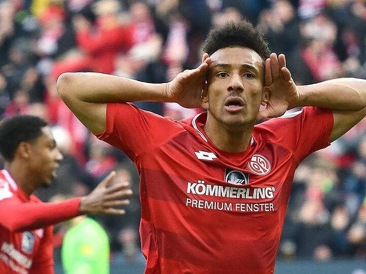 Der Mainzer Karim Onisiwo lässt sich nach seinem Tor feiern.