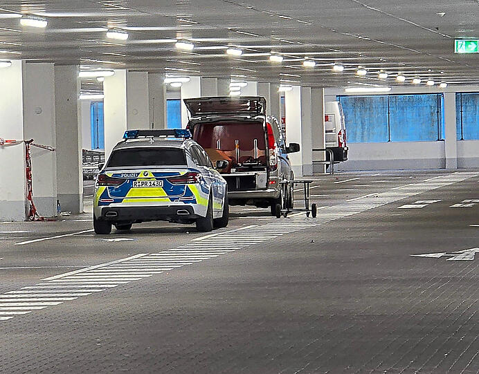 Am Samstagvormittag wurde in der Garage des Toom-Baumarkts in Regensburg die Leiche einer Frau im Kofferraum eines Autos gefunden.