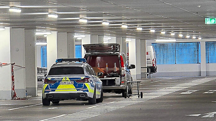 Am Samstagvormittag wurde in der Garage des Toom-Baumarkts in Regensburg die Leiche einer Frau im Kofferraum eines Autos gefunden.