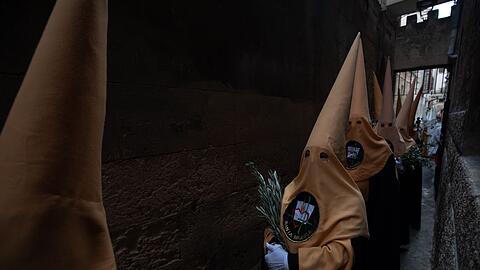 Die dramatischen Umzüge sind gelebte Religion und Touristenmagnet zugleich. (Foto aktuell)