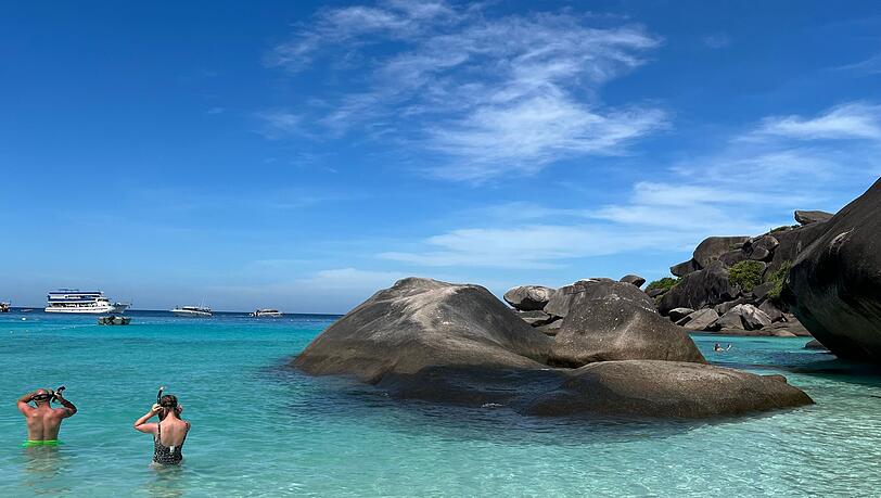 Die Similan Islands mit ihren Granitformationen sind bei Tagestouristen aus aller Welt beliebt - und dürfen sich jetzt wieder erholen. (Archivbild)