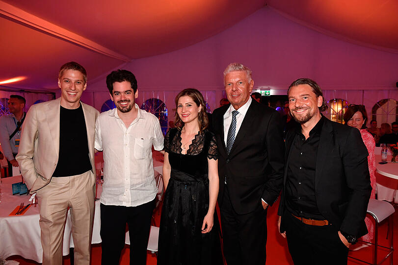 Dominik Krause (2. Bürgermeister), Lahav Shani, Lisa Batiashvili und Dieter Reiter mit dem neuen Kulturreferenten Marek Wiechers nach dem Konzert (von links).