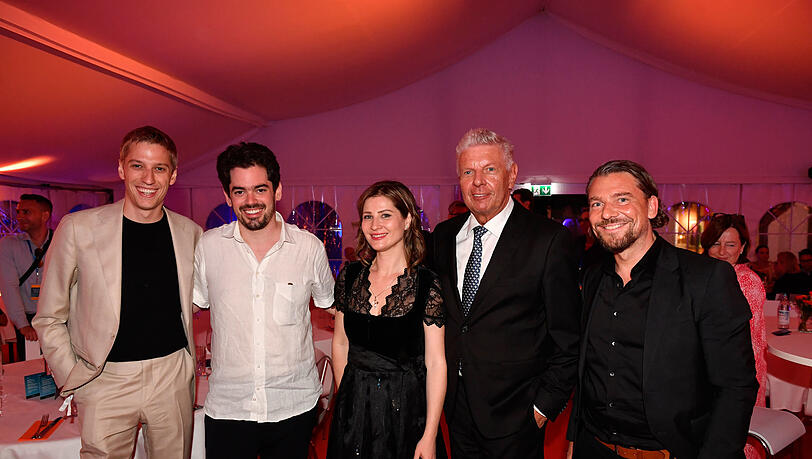 Dominik Krause (2. Bürgermeister), Lahav Shani, Lisa Batiashvili und Dieter Reiter mit dem neuen Kulturreferenten Marek Wiechers nach dem Konzert (von links). Dominik Krause (2. Bürgermeister), Lahav Shani, Lisa Batiashvili und Dieter Reiter mit dem neuen Kulturreferenten Marek Wiechers nach dem Konzert (von links).