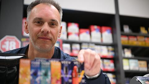 Er verkauft sowohl klassische Zigaretten als auch E-Zigaretten: der Düsseldorfer Tabakwaren-Geschäftsinhaber Sebastian Jähn.