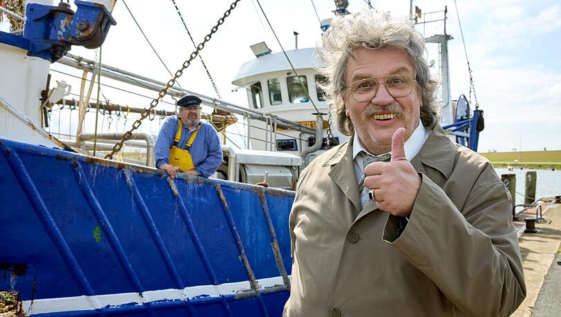 Horst Schl&auml;mmer (Hape Kerkeling) geht auch an Bord um herauszufinden, warum in Deutschland die Stimmung so schlecht ist. Auf ihn wartet der Kapit&auml;n (Ulrich B&auml;hnk).