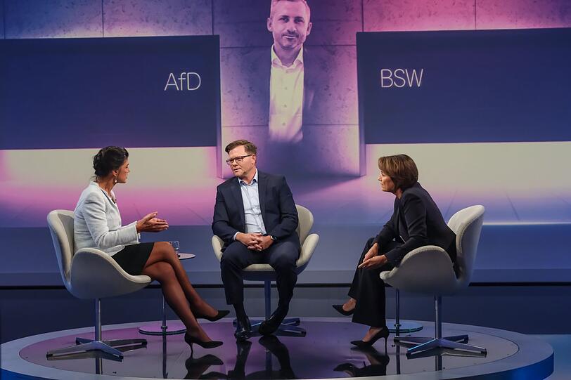 Sandra Maischberger (rechts) empfing Sahra Wagenknecht und Carsten Schneider zu einer kontrovers geführten Diskussion. Sandra Maischberger (rechts) empfing Sahra Wagenknecht und Carsten Schneider zu einer kontrovers geführten Diskussion.