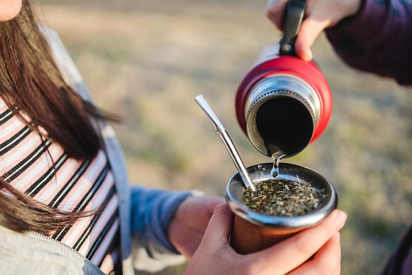 Nicht nur Ingwertee, sondern generell warme Getränke können das Hungergefühl reduzieren. Probieren Sie bei aufkommendem Hunger eine Schale klare Gemüsebrühe oder eine Tasse warmen Tee. Besonders Ingwer-, Pfefferminz- oder Matetee unterstützen zusätzlich die Verdauung. Auch schwarzer Kaffee, schwarzer Tee und Guarana können durch ihren Koffeingehalt helfen, Heißhungerattacken vorzubeugen. Nicht nur Ingwertee, sondern generell warme Getränke können das Hungergefühl reduzieren. Probieren Sie bei aufkommendem Hunger eine Schale klare Gemüsebrühe oder eine Tasse warmen Tee. Besonders Ingwer-, Pfefferminz- oder Matetee unterstützen zusätzlich die Verdauung. Auch schwarzer Kaffee, schwarzer Tee und Guarana können durch ihren Koffeingehalt helfen, Heißhungerattacken vorzubeugen.