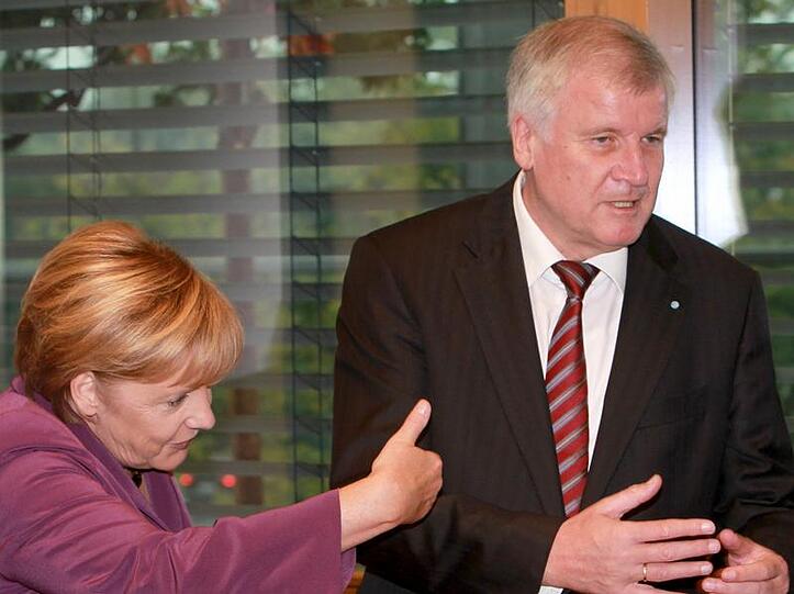 CDU-Chefin Angela Merkel als Gast auf dem CSU-Parteitag neben Ministerpräsident Horst Seehofer
