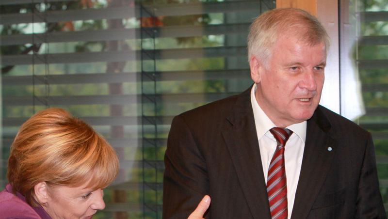 CDU-Chefin Angela Merkel als Gast auf dem CSU-Parteitag neben Ministerpräsident Horst Seehofer CDU-Chefin Angela Merkel als Gast auf dem CSU-Parteitag neben Ministerpräsident Horst Seehofer