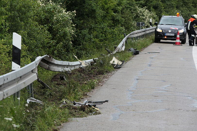 Regennaße Fahrbahn wird einem Mercedesfahrer auf der A94 zum Verhängnis: Beim Überholen eines Lasters verliert er die Kontrolle über sein Auto und schrammt auf einer Länge von cira zehn Metern die Leitplanke entlang. Er wird leicht verletzt, sein Wagen jedoch ist ein Totalschaden.