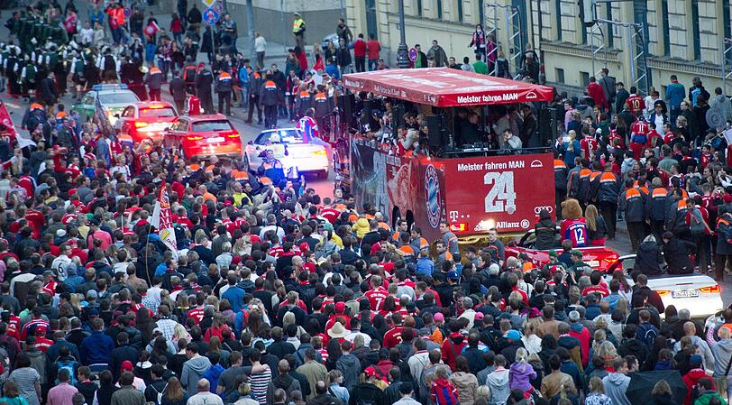 Die Bayern-Stars auf dem Weg zum Rathaus. So feiern die Stars bereits auf dem Weg vom Stadion in die Innenstadt. Die Bilder vom Fan-Truck.