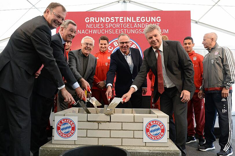 Gute Laune bei Uli Hoeneß: Die Bilder von der Grundsteinlegung für das Nachwuchsleistungszentrum am Freitag.