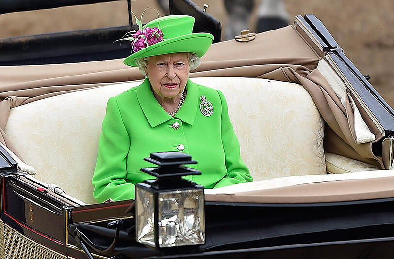 Mit einer farbenprächtigen Militärparade im Herzen Londons feiert Großbritannien den 90. Geburtstag von Königin Elizabeth II. Eine der Wachen verließen dabei die Kräfte - er kollabierte. Die Bilder...