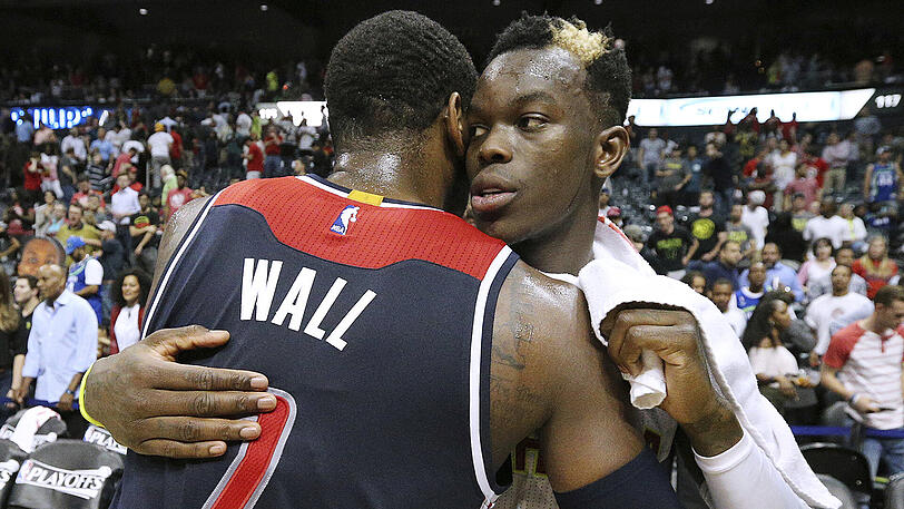 John Wall (links) von den Washington Wizards umarmt Dennis Schröder von den Atlanta Hawks.