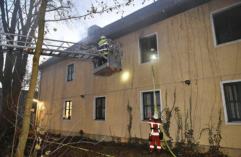 Die Feuerwehr bekämpfte mit zwei C-Rohren über das Treppenhaus und eine Drehleiter die Flammen.