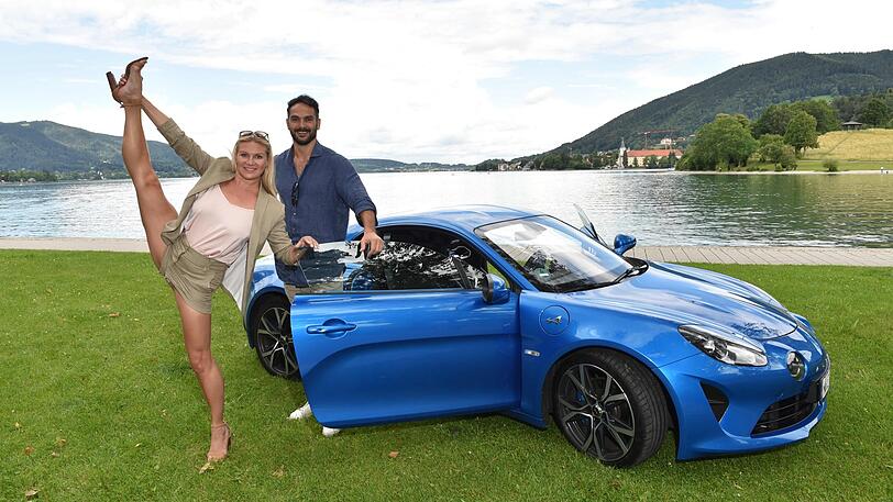 Profiturnerin Magdalena Brzeska kann nach ihrem Fahrradunfall zwar nicht selbst hinters Steuer, für eine Pose im Spagat ist sie aber fit genug. Ihr Lebensgefährte Roland Klein durfte sie deshalb chauffieren.