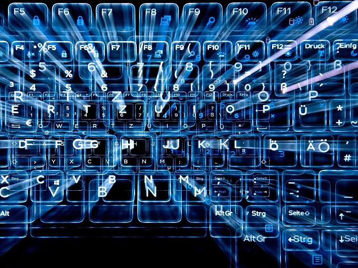Tasten einer beleuchteten Tastatur. Foto: Sebastian Gollnow/dpa