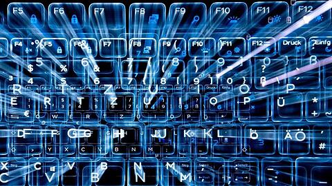 Tasten einer beleuchteten Tastatur. Foto: Sebastian Gollnow/dpa