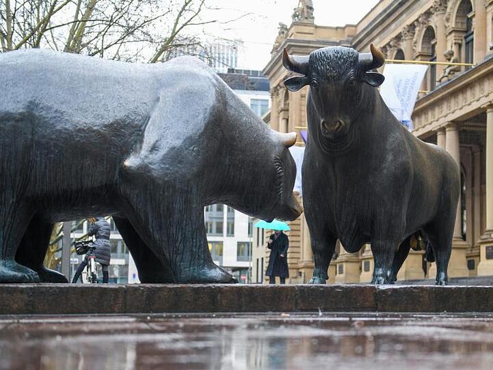 Bär und Bulle stehen als Bronzeskulpturen vor der Frankfurter Wertpapierbörse. Die Geschäfte der 100 umsatzstärksten börsennotierten deutschen Firmen verliefen im Jahr 2019 durchwachsen.