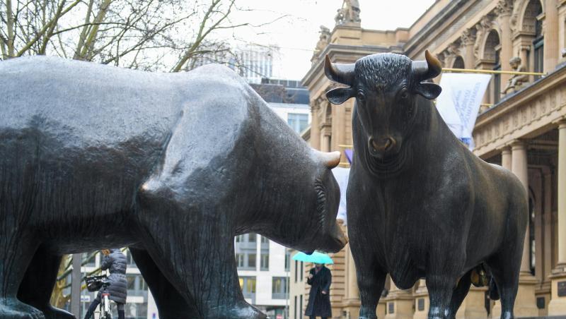 Bär und Bulle stehen als Bronzeskulpturen vor der Frankfurter Wertpapierbörse. Die Geschäfte der 100 umsatzstärksten börsennotierten deutschen Firmen verliefen im Jahr 2019 durchwachsen. Bär und Bulle stehen als Bronzeskulpturen vor der Frankfurter Wertpapierbörse. Die Geschäfte der 100 umsatzstärksten börsennotierten deutschen Firmen verliefen im Jahr 2019 durchwachsen.