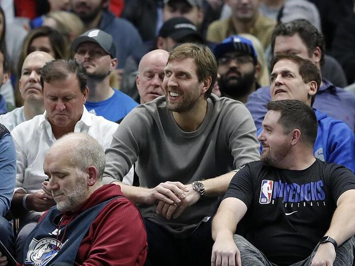 Mittlerweile unter den Zuschauern und nicht mehr auf dem Basketball-Court: Dirk Nowitzki.