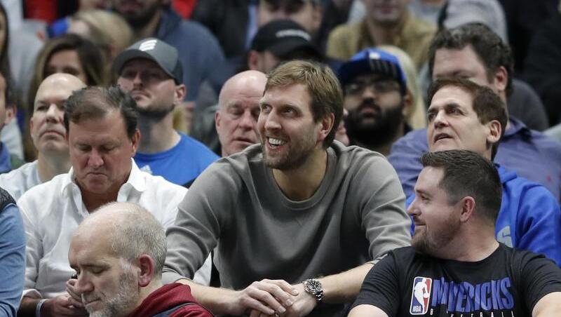 Mittlerweile unter den Zuschauern und nicht mehr auf dem Basketball-Court: Dirk Nowitzki. Mittlerweile unter den Zuschauern und nicht mehr auf dem Basketball-Court: Dirk Nowitzki.
