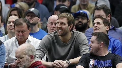 Mittlerweile unter den Zuschauern und nicht mehr auf dem Basketball-Court: Dirk Nowitzki.