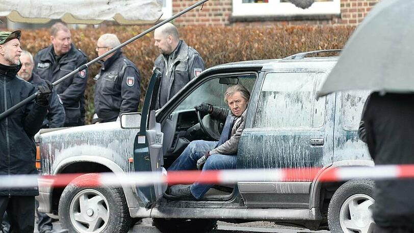 Jan Fedder und sein Auto am Set.