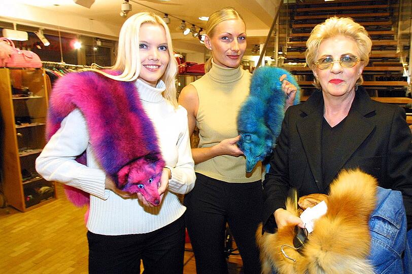 Sie brachte exquisite Mode nach Nürnberg: Ilse Ostermeier (69) &ndash; hier mit zwei Mannequins. Jetzt beantragte die ungekrönte Mode-Königin das vorläufige Insolvenzverfahren.