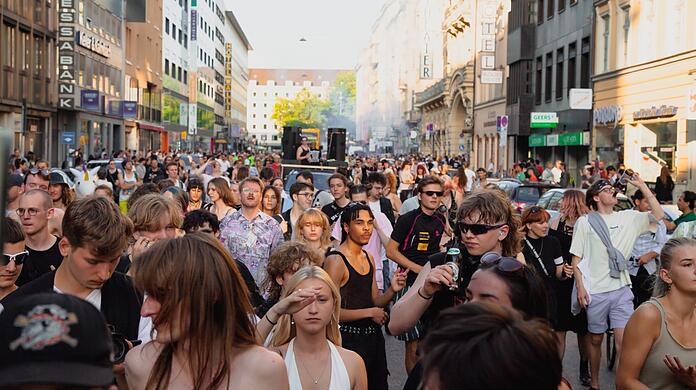 Junge Menschen, die von Musik begleitet durch die Straßen tanzen: So sah es auf einer der vergangenen "Krachparaden" in der Schwanthalerstraße aus.