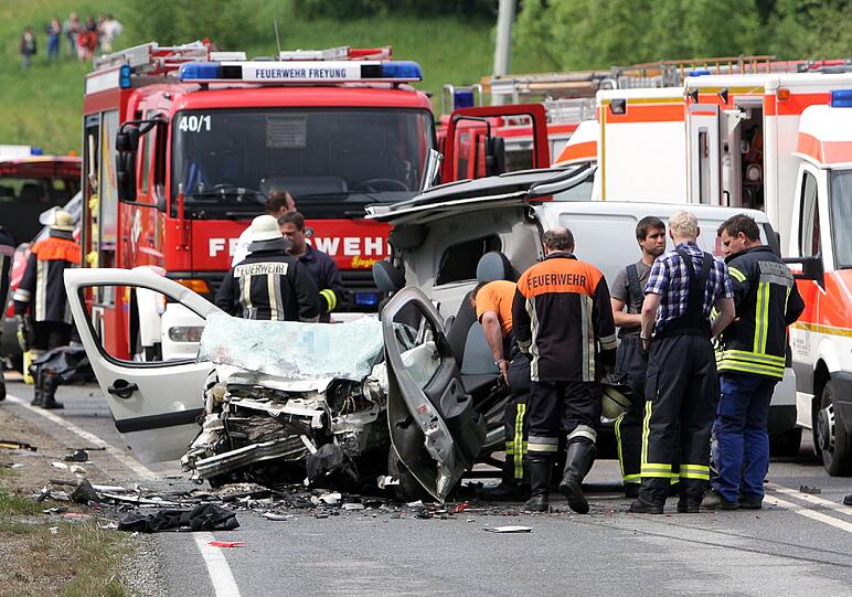 Bei einem Verkehrsunfall im Landkreis Freyung-Grafenau sind drei Menschen ums Leben gekommen. Ein 22-Jähriger fuhr auf der Bundesstraße 12 von Kumreut in Richtung Freyung, als sein Wagen ins Schleudern geriet und in einen entgegenkommenden Kleinbus raste.