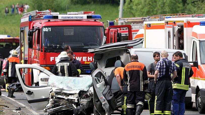 Bei einem Verkehrsunfall im Landkreis Freyung-Grafenau sind drei Menschen ums Leben gekommen. Ein 22-Jähriger fuhr auf der Bundesstraße 12 von Kumreut in Richtung Freyung, als sein Wagen ins Schleudern geriet und in einen entgegenkommenden Kleinbus raste. Bei einem Verkehrsunfall im Landkreis Freyung-Grafenau sind drei Menschen ums Leben gekommen. Ein 22-Jähriger fuhr auf der Bundesstraße 12 von Kumreut in Richtung Freyung, als sein Wagen ins Schleudern geriet und in einen entgegenkommenden Kleinbus raste.