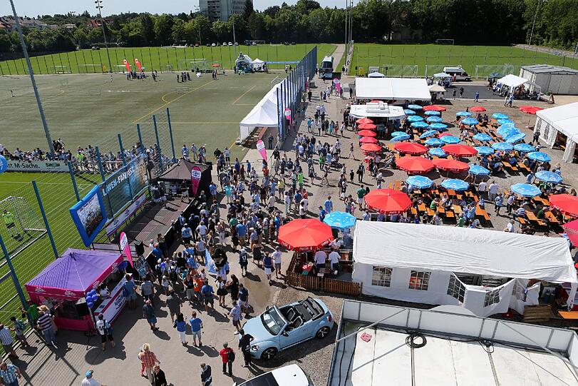 Daniel Adlung beim "Bullriding" und Moritz Volz beim Crepes kochen: Nach dem denkbar knappen Pokalerfolg am Freitag gegen Heidenheim, standen am Sonntag beim Fanfest der Löwen die Sechziger-Fans im Mittelpunkt. Die besten Bilder!
