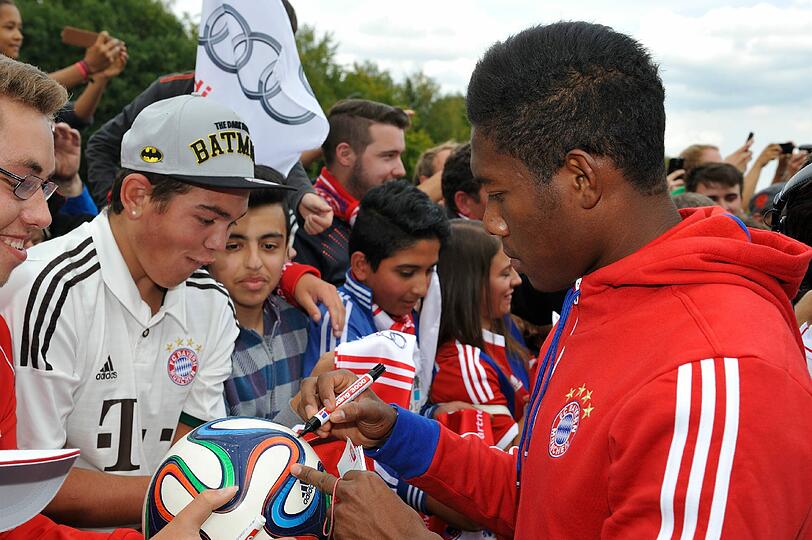 Die Bayern-Stars mit ihren neuen Dienstwagen.