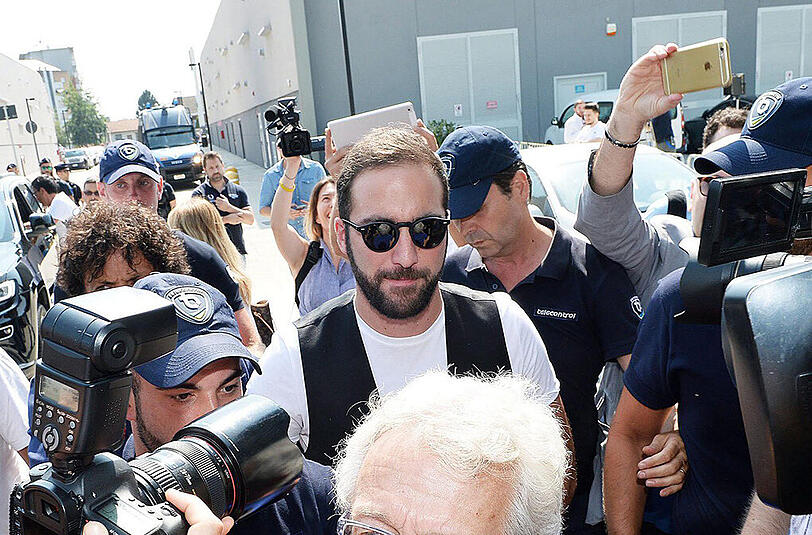 Nur Cristiano Ronaldo und Gareth Bale waren teurer: 90 Millionen Euro lässt sich Juventus Turin die Verpflichtung von Torjäger Gonzalo Higuain kosten.